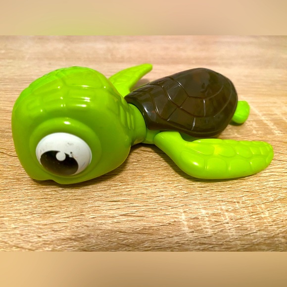 2003 Disney Pixar Finding Nemo McDonalds Happy Meal Toy Squirt the Sea Turtle - Picture 1 of 5